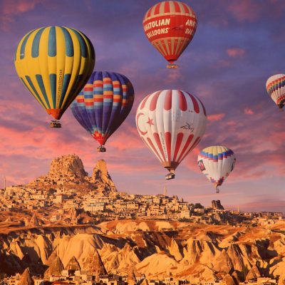 hot-air-balloons-cappadocia-golden-hour-rock-formations-4480x2520-1588